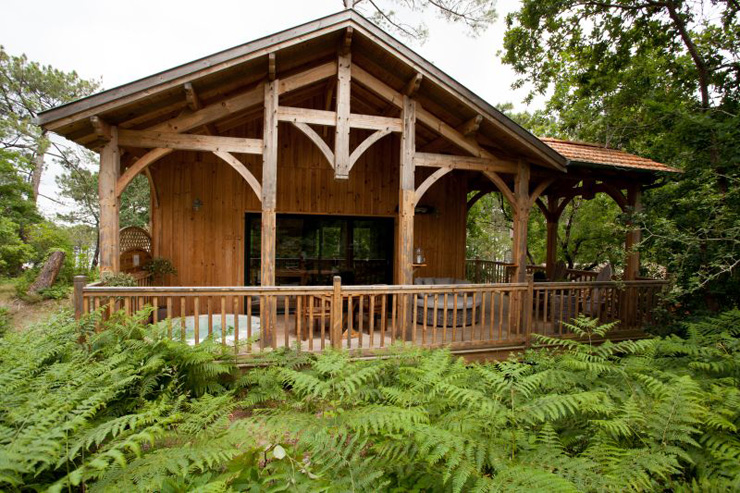 une maisonnette en bois avec sa terrasse
