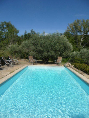 une grande piscine en Provence